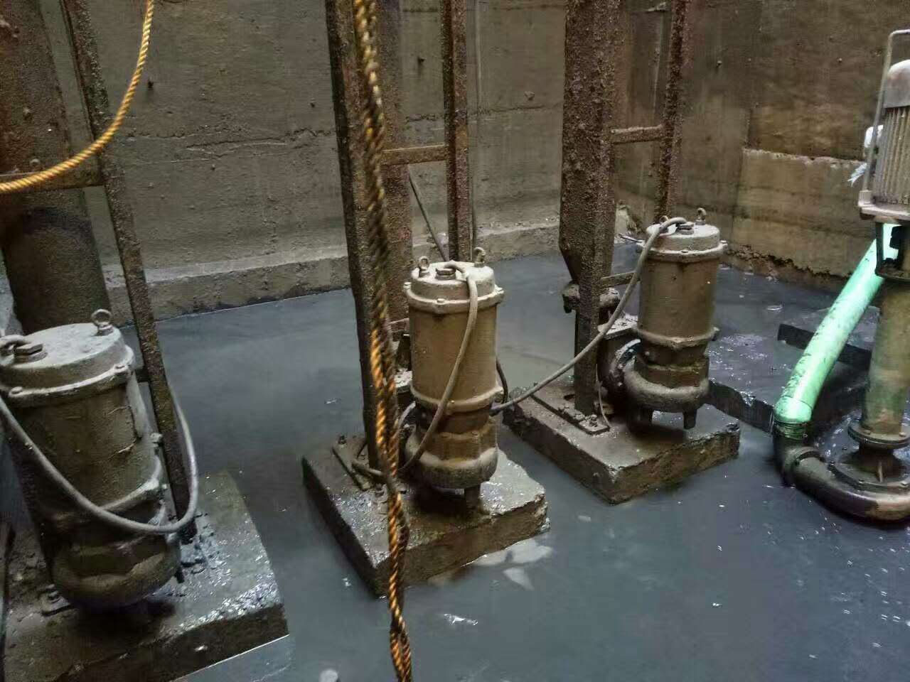 石河镇污水池清理